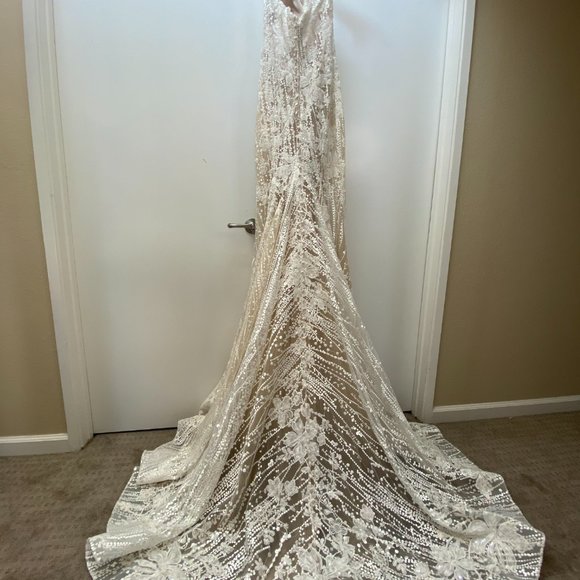 Stunning Allure Bridal Mermaid Lace Gown - Picture 4 of 9
